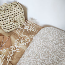 Charger l'image dans la galerie, Housse matelas à langer gaze de coton BIO "Feuilles" blanc et beige Fait Main en France | Les p'tites Merveilles de Bérénice