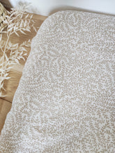 Charger l'image dans la galerie, Housse matelas à langer gaze de coton BIO "Feuilles" blanc et beige Fait Main en France | Les p'tites Merveilles de Bérénice