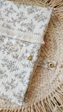 Charger l'image dans la galerie, Protège carnet de santé gaze de coton BIO "Louison" écru fleurs beiges Fait Main en France | Les p'tites Merveilles de Bérénice