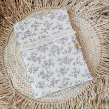 Charger l'image dans la galerie, Protège carnet de santé double gaze de coton BIO "Louison" écru fleurs beiges Fait Main en France | Les p'tites Merveilles de Bérénice