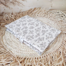 Charger l'image dans la galerie, Protège carnet de santé gaze de coton BIO "Louison" écru fleurs beiges Fait Main en France | Les p'tites Merveilles de Bérénice