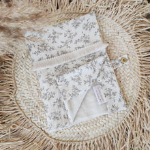 Charger l'image dans la galerie, Protège carnet de santé gaze de coton BIO "Louison" écru fleurs beiges Fait Main en France | Les p'tites Merveilles de Bérénice
