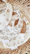 Charger l'image dans la galerie, Bavoir bébé bandana "Églantine" écru double gaze de coton Bio | Made in France