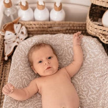 Charger l'image dans la galerie, Housse matelas à langer gaze de coton BIO "Feuilles" blanc et beige Fait Main en France | Les p'tites Merveilles de Bérénice