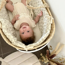 Charger l'image dans la galerie, Couffin "Louison" en double gaze de coton BIO écru à fleurs beige | Made in France - Les p'tites Merveilles de Bérénice