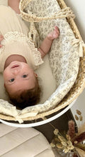 Charger l'image dans la galerie, Couffin "Louison" en double gaze de coton BIO écru à fleurs beige | Made in France - Les p'tites Merveilles de Bérénice