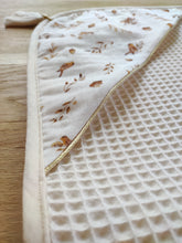 Charger l'image dans la galerie, Cape de bain "Oiseaux" coton nid d'abeille BIO écru | Fait Main en France - Les p'tites Merveilles de Bérénice