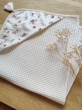Charger l'image dans la galerie, Cape de bain "Oiseaux" coton nid d'abeille BIO écru | Fait Main en France - Les p'tites Merveilles de Bérénice