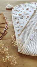 Charger l'image dans la galerie, Cape de bain "Oiseaux" coton nid d'abeille BIO écru | Fait Main en France - Les p'tites Merveilles de Bérénice