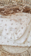 Charger l'image dans la galerie, Couverture bébé double gaze de coton BIO "Bohème Love" fleurs et dentelle | Fait Main | Made in France - Les p'tites Merveilles de Bérénice