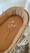 Charger l'image dans la galerie, Couffin bébé habillage en double gaze de coton camel à pois dorés | Fait Main en France | "Les p'tites Merveilles de Bérénice"