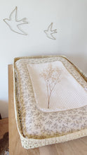 Charger l'image dans la galerie, Housse matelas à langer double gaze de coton Bio Louison écru à fleurs | Made in France - Les p'tites Merveilles de Bérénice