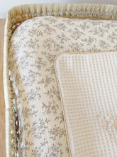 Charger l'image dans la galerie, Housse matelas à langer double gaze de coton Bio Louison écru à fleurs | Made in France - Les p'tites Merveilles de Bérénice