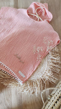 Charger l'image dans la galerie, Poncho de bain / plage en double gaze de coton à pompons bohème rose ou moutarde.
