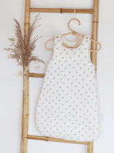 Charger l'image dans la galerie, Gigoteuse / turbulette naissance 0-3 mois "Hirondelles" beige écru coton BIO | Fait Main | Made in France - Les p'tites Merveilles de Bérénice
