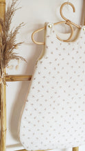 Charger l'image dans la galerie, Gigoteuse / turbulette naissance 0-3 mois "Hirondelles" beige écru coton BIO | Fait Main | Made in France - Les p'tites Merveilles de Bérénice