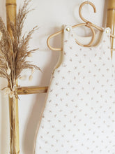 Charger l'image dans la galerie, Gigoteuse / turbulette naissance 0-3 mois "Hirondelles" beige écru coton BIO | Fait Main | Made in France - Les p'tites Merveilles de Bérénice