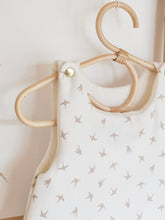 Charger l'image dans la galerie, Gigoteuse / turbulette naissance 0-3 mois "Hirondelles" beige écru coton BIO | Fait Main | Made in France - Les p'tites Merveilles de Bérénice