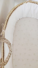 Charger l'image dans la galerie, Couffin bébé osier et habillage double gaze de coton BIO blanc fleurs de coton dorées | Made in France - Les p'tites Merveilles de Bérénice