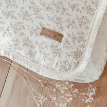 Charger l'image dans la galerie, Couverture bébé Bohème "Louison" gaze de coton BIO écru à fleurs, frange et fausse fourrure.