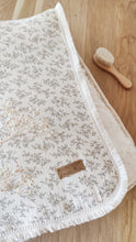 Charger l'image dans la galerie, Couverture bébé Bohème "Louison" gaze de coton BIO écru à fleurs, frange et fausse fourrure.