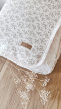 Charger l'image dans la galerie, Couverture bébé Bohème "Louison" gaze de coton BIO écru à fleurs, frange et fausse fourrure.