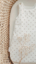 Charger l'image dans la galerie, Gigoteuse / turbulette naissance 0-3 mois "Hirondelles" beige écru coton BIO | Fait Main | Made in France - Les p'tites Merveilles de Bérénice