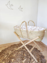 Charger l'image dans la galerie, Couffin bébé sur son support + habillage gaze de coton "Oies sauvages" + support | Made in France - Les p'tites Merveilles de Bérénice