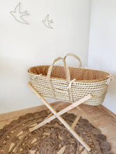 Charger l'image dans la galerie, Couffin bébé habillage "fleurs de cannelle" camel et blanc + support | Fait Main en France - Les p'tites Merveilles de Bérénice