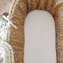 Charger l'image dans la galerie, Couffin bébé habillage "fleurs de cannelle" camel et blanc | Fait Main en France - Les p'tites Merveilles de Bérénice