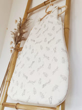 Charger l'image dans la galerie, Gigoteuse 0-3 mois "Ecureuils" gaze de coton BIO écru | Made in France | Fait Main - Les p'tites Merveilles de Bérénice