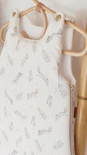 Charger l'image dans la galerie, Gigoteuse 0-3 mois "Ecureuils" gaze de coton BIO écru | Made in France | Fait Main - Les p'tites Merveilles de Bérénice