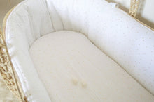 Charger l&#39;image dans la galerie, Couffin bébé habillage gaze de coton blanc pois dorés | Made in France
