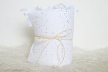 Charger l'image dans la galerie, Habillage couffin bébé double gaze de coton blanc pois dorés | Made in France