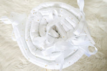 Charger l'image dans la galerie, Habillage couffin bébé double gaze de coton blanc pois dorés | Made in France