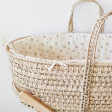 Charger l'image dans la galerie, Couffin bébé palme / osier habillage en double gaze de coton BIO "Bohème Love" écru à fleurs Fait Main en France | Les p'tites Merveilles de Bérénice