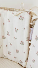 Charger l&#39;image dans la galerie, Détails du couffin bébé habillage gaze de coton BIO &quot;Bohème Love&quot; écru à fleurs Fait Main en France | Les p&#39;tites Merveilles de Bérénice
