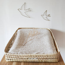 Charger l'image dans la galerie, Housse matelas à langer gaze de coton BIO "Feuilles" blanc et beige Fait Main en France | Les p'tites Merveilles de Bérénice