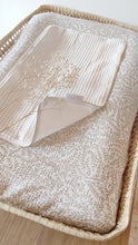 Charger l'image dans la galerie, Housse matelas à langer gaze de coton BIO "Feuilles" blanc et beige Fait Main en France | Les p'tites Merveilles de Bérénice