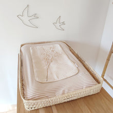 Charger l'image dans la galerie, Housse matelas à langer bébé "Rayures" beige et blanc | Made in France