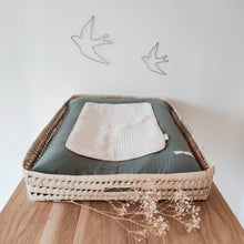 Charger l'image dans la galerie, Housse matelas à langer gaze de coton Bio vert sauge | Made in France - Les p'tites Merveilles de Bérénice