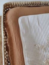 Charger l'image dans la galerie, Housse matelas à langer en double gaze de coton camel | Made in France