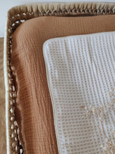 Charger l'image dans la galerie, Housse matelas à langer en double gaze de coton camel | Made in France