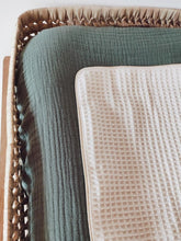 Charger l'image dans la galerie, Housse matelas à langer gaze de coton Bio vert sauge | Made in France