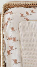 Charger l'image dans la galerie, Housse matelas à langer double gaze de coton "Oies sauvages" | Made in France - Les p'tites Merveilles de Bérénice