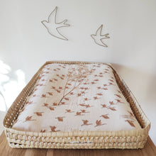 Charger l'image dans la galerie, Housse matelas à langer double gaze de coton "Oies sauvages" | Made in France - Les p'tites Merveilles de Bérénice