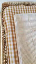 Charger l&#39;image dans la galerie, Housse de matelas à langer coton vichy moutarde et blanc | Made in France - Les p&#39;tites Merveilles de Bérénice
