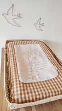 Charger l'image dans la galerie, Housse de matelas à langer coton vichy moutarde et blanc | Made in France - Les p'tites Merveilles de Bérénice