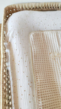 Charger l'image dans la galerie, Housse matelas à langer double gaze de coton blanc pois dorés | Made in France