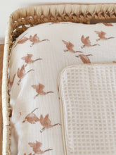 Charger l'image dans la galerie, Housse matelas à langer double gaze de coton "Oies sauvages" | Made in France